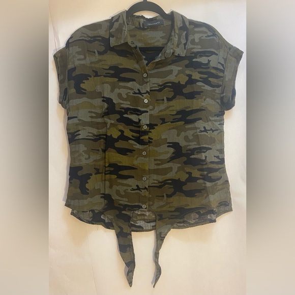 SANCTUARY Camo Print Tie-Front Short Sleeve Blouse Size Medium - Picture 4 of 9